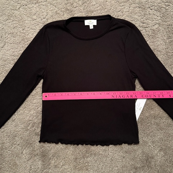 Live In The Moment Size Large Black Top With Scalloped Edges - Picture 3 of 8